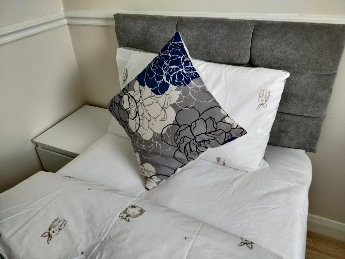 Beautiful House In Ruislip Hotel Northwood  Bagian luar foto